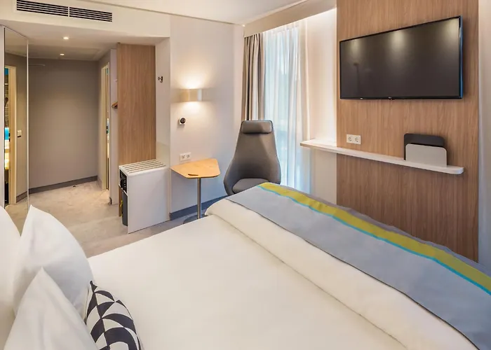 호텔 Express - By Ihg 3*